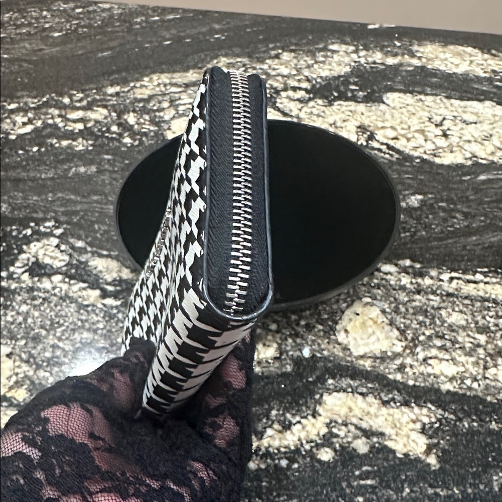 EUC Michael Kors Houndstooth Wallet🖤🤍 - Picture 13 of 13